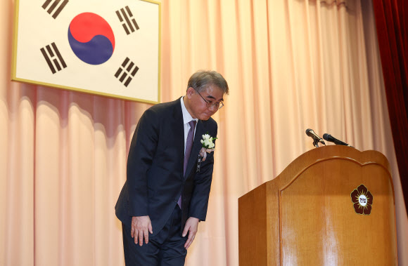 인사하는 조한창 헌법재판관