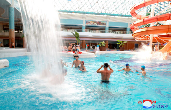 북한이 2025년 새해를 맞아 전국 각지에서 영화 상영, 공연 등 다양한 기념행사를 진행했다고 조선중앙통신이 2일 보도했다. 중앙동물원, 자연박물관, 문수물놀이장 등 주요 문화시설에서는 주민들과 학생들이 새해 첫날을 즐겼다. 2025.1.2 평양 조선중앙통신·연합뉴스