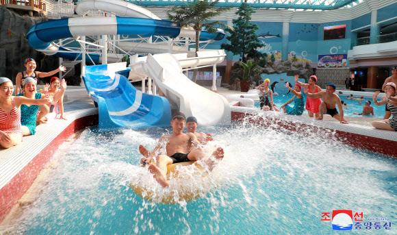 북한이 2025년 새해를 맞아 전국 각지에서 영화 상영, 공연 등 다양한 기념행사를 진행했다고 조선중앙통신이 2일 보도했다. 중앙동물원, 자연박물관, 문수물놀이장 등 주요 문화시설에서는 주민들과 학생들이 새해 첫날을 즐겼다. 2025.1.2 평양 조선중앙통신·연합뉴스