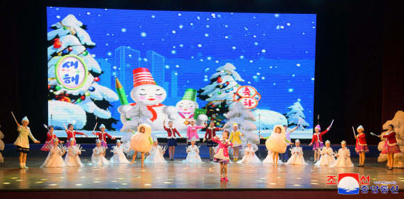 북한이 2025년 새해를 맞아 전국 각지에서 영화 상영, 공연 등 다양한 기념행사를 진행했다고 조선중앙통신이 2일 보도했다. 중앙동물원, 자연박물관, 문수물놀이장 등 주요 문화시설에서는 주민들과 학생들이 새해 첫날을 즐겼다. 2025.1.2   평양 조선중앙통신·연합뉴스