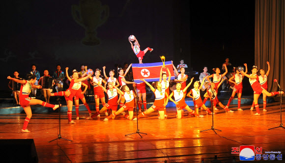 북한이 2025년 새해를 맞아 전국 각지에서 영화 상영, 공연 등 다양한 기념행사를 진행했다고 조선중앙통신이 2일 보도했다. 중앙동물원, 자연박물관, 문수물놀이장 등 주요 문화시설에서는 주민들과 학생들이 새해 첫날을 즐겼다. 2025.1.2  평양 조선중앙통신·연합뉴스