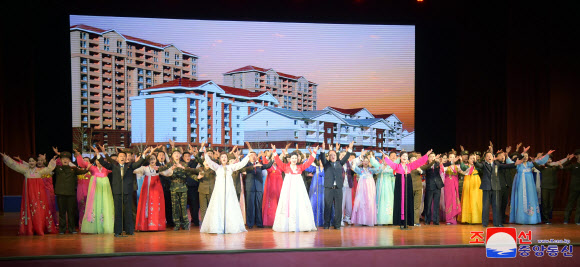 북한이 2025년 새해를 맞아 전국 각지에서 영화 상영, 공연 등 다양한 기념행사를 진행했다고 조선중앙통신이 2일 보도했다. 중앙동물원, 자연박물관, 문수물놀이장 등 주요 문화시설에서는 주민들과 학생들이 새해 첫날을 즐겼다. 2025.1.2  평양 조선중앙통신·연합뉴스