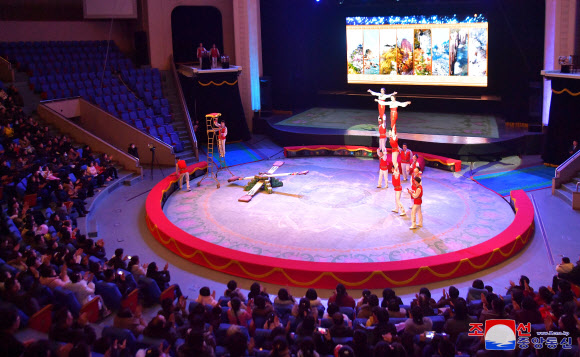 북한이 2025년 새해를 맞아 전국 각지에서 영화 상영, 공연 등 다양한 기념행사를 진행했다고 조선중앙통신이 2일 보도했다. 중앙동물원, 자연박물관, 문수물놀이장 등 주요 문화시설에서는 주민들과 학생들이 새해 첫날을 즐겼다. 2025.1.2  평양 조선중앙통신·연합뉴스