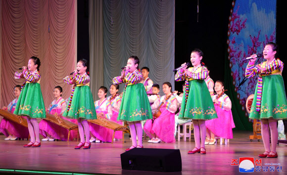 북한 학생소년들의 2025년 설맞이 공연이 지난 1일 만경대학생소년궁전에서 열렸다고 조선중앙통신이 2일 보도했다. 최룡해 최고인민회의 상임위원회 위원장을 비롯한 당ㆍ정ㆍ군 간부들이 공연을 관람했다. 2025.1.2  평양 조선중앙통신·연합뉴스