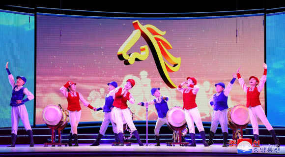 북한 학생소년들의 2025년 설맞이 공연이 지난 1일 만경대학생소년궁전에서 열렸다고 조선중앙통신이 2일 보도했다. 최룡해 최고인민회의 상임위원회 위원장을 비롯한 당ㆍ정ㆍ군 간부들이 공연을 관람했다. 2025.1.2 평양 조선중앙통신·연합뉴스