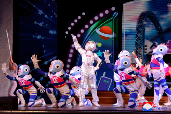 북한 학생소년들의 2025년 설맞이 공연이 지난 1일 만경대학생소년궁전에서 열렸다고 조선중앙통신이 2일 보도했다. 최룡해 최고인민회의 상임위원회 위원장을 비롯한 당?정?군 간부들이 공연을 관람했다. 2025.1.2  평양 조선중앙통신·연합뉴스