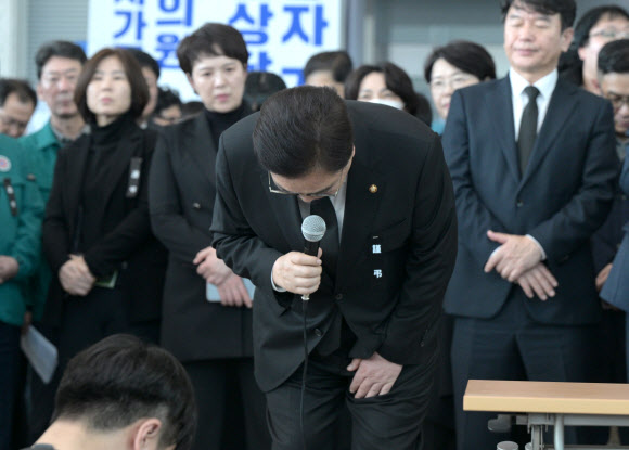 유가족 위로하는 우원식 의장