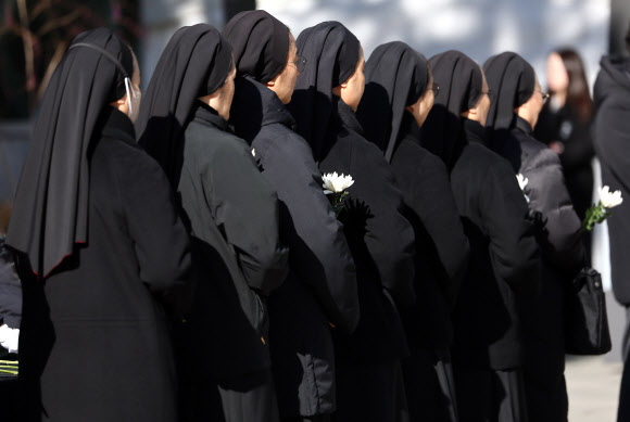 서울시청 합동분향소 찾은 시민들