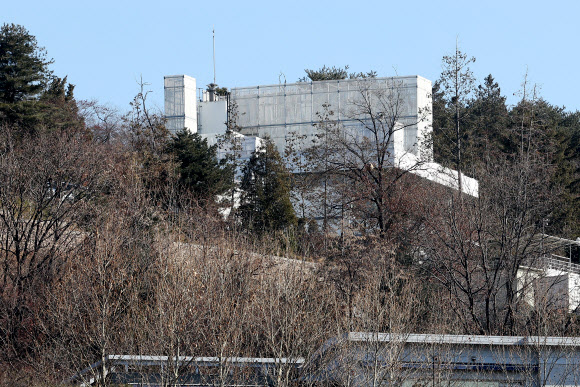 고위공직자범죄수사처가 내란 수괴·직권남용 혐의를 받는 윤석열 대통령에 대한 체포영장 집행을 준비하고 있는 가운데 2일 서울 용산구 한남동 윤석열 대통령의 관저가 둘러싸인 나무들 사이로 보이고 있다. 2025.1.2  연합뉴스