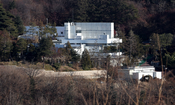 윤석열 대통령 체포영장 집행을 두고 대통령경호처의 대응에 관심이 쏠리고 있다. 사진은 2일 오후 서울 용산구 한남동 대통령 관저 모습. 2025.1.2  연합뉴스