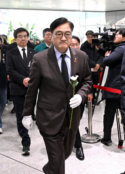 합동분향소서 헌화하는 우원식 국회의장