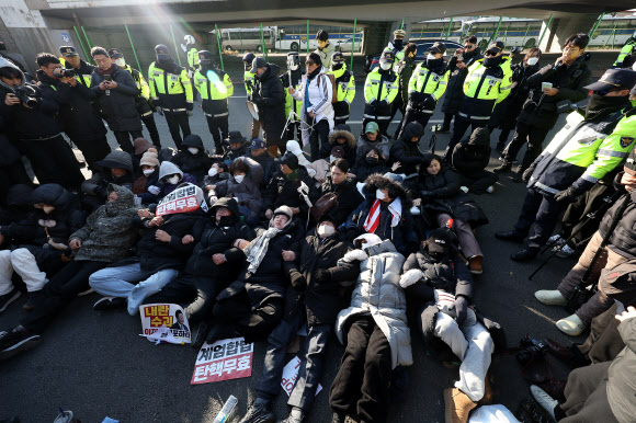 도로에 누워있는 윤석열 대통령 지지자
