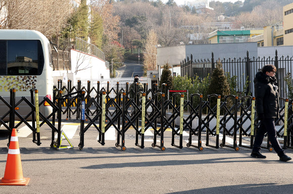 고위공직자범죄수사처가 내란 수괴(우두머리)·직권남용 혐의를 받는 윤석열 대통령의 체포영장을 유효기간인 6일 이전에 집행하겠다고 밝힌 가운데 2일 서울 용산구 한남동 대통령 관저 정문 앞에서 경찰들이 경계근무를 서고 있다. 2025.1.2  연합뉴스