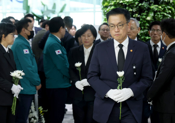 무안공항 합동분향소 조문하는 최상목 권한대행