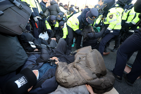 대통령 관저 앞 지지자 해산시키는 경찰