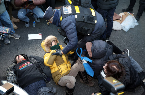 대통령 지지 집회 해산 시도 시작한 경찰