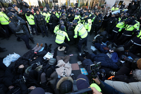 대통령 관저 앞 지지자 해산시키는 경찰