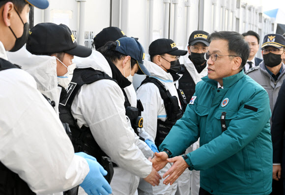 최상목 권한대행, 제주항공 사고 관계 근무자 격려