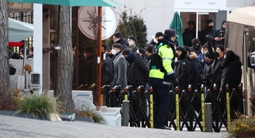 윤석열 대통령에 대한 체포영장 집행에 나선 고위공직자범죄수사처 수사관들이 3일 서울 한남동 대통령 관저 입구를 통과해 진입하고 있다. 연합뉴스