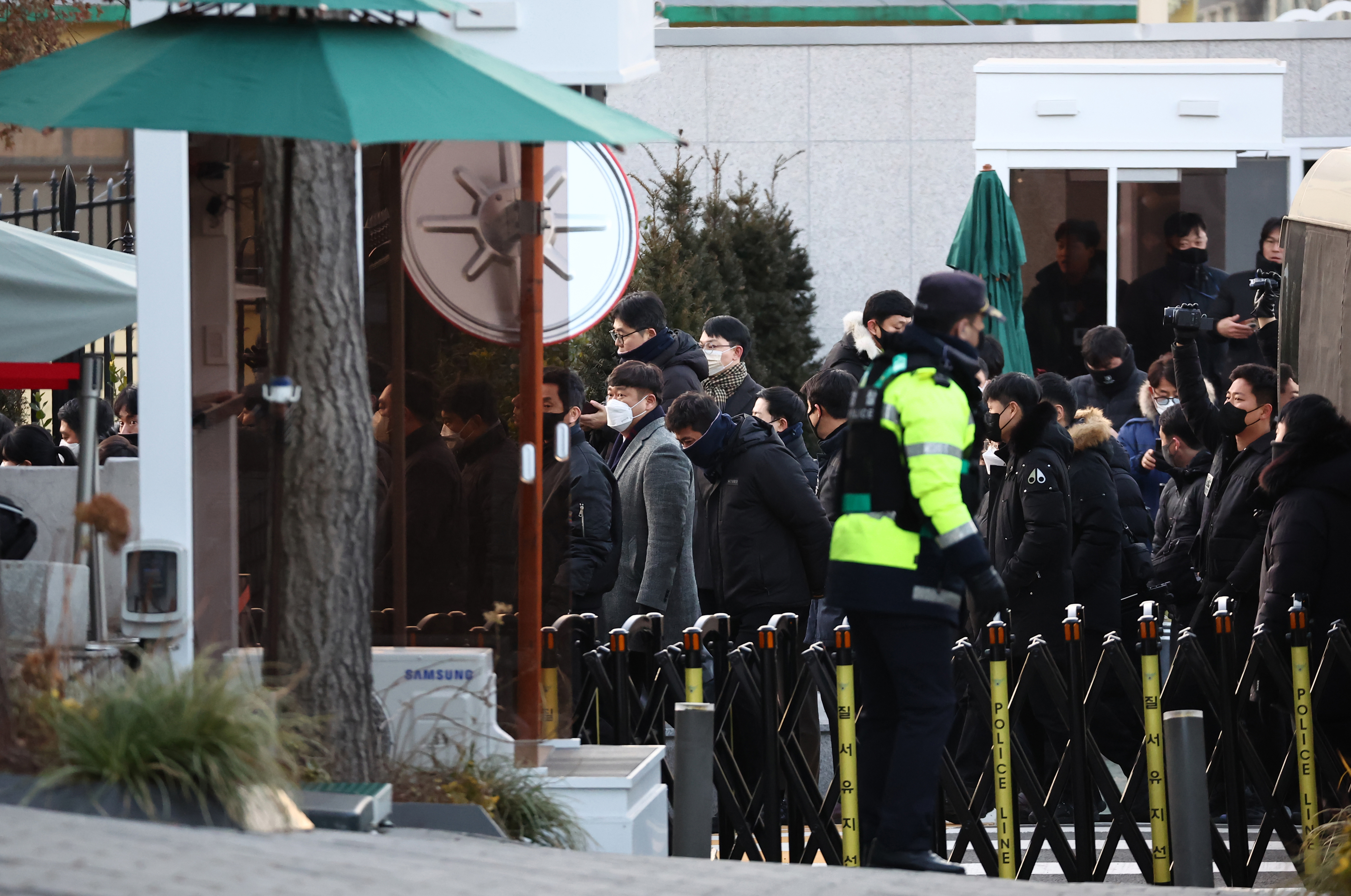 윤석열 대통령에 대한 체포영장 집행에 나선 고위공직자범죄수사처 수사관들이 3일 서울 용산구 한남동 대통령 관저 입구를 통과해 진입하고 있다. 2025.1.3 연합뉴스