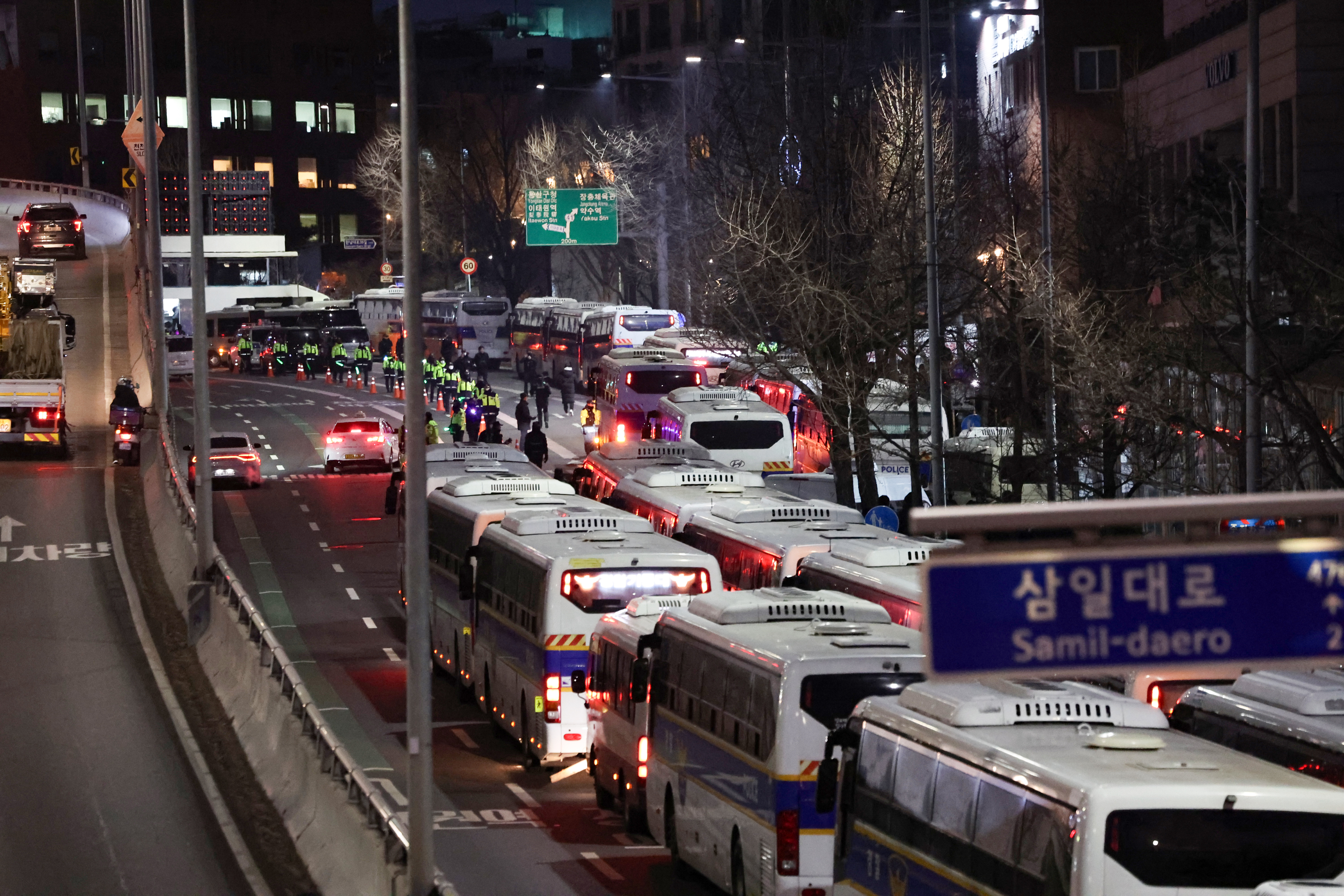 고위공직자범죄수사처가 윤석열 대통령에 대한 체포영장 집행에 나선 3일 서울 용산구 한남동 대통령 관저 앞 도로에 다수의 경찰과 경찰버스가 배치되어 있다.  2025.1.3 연합뉴스