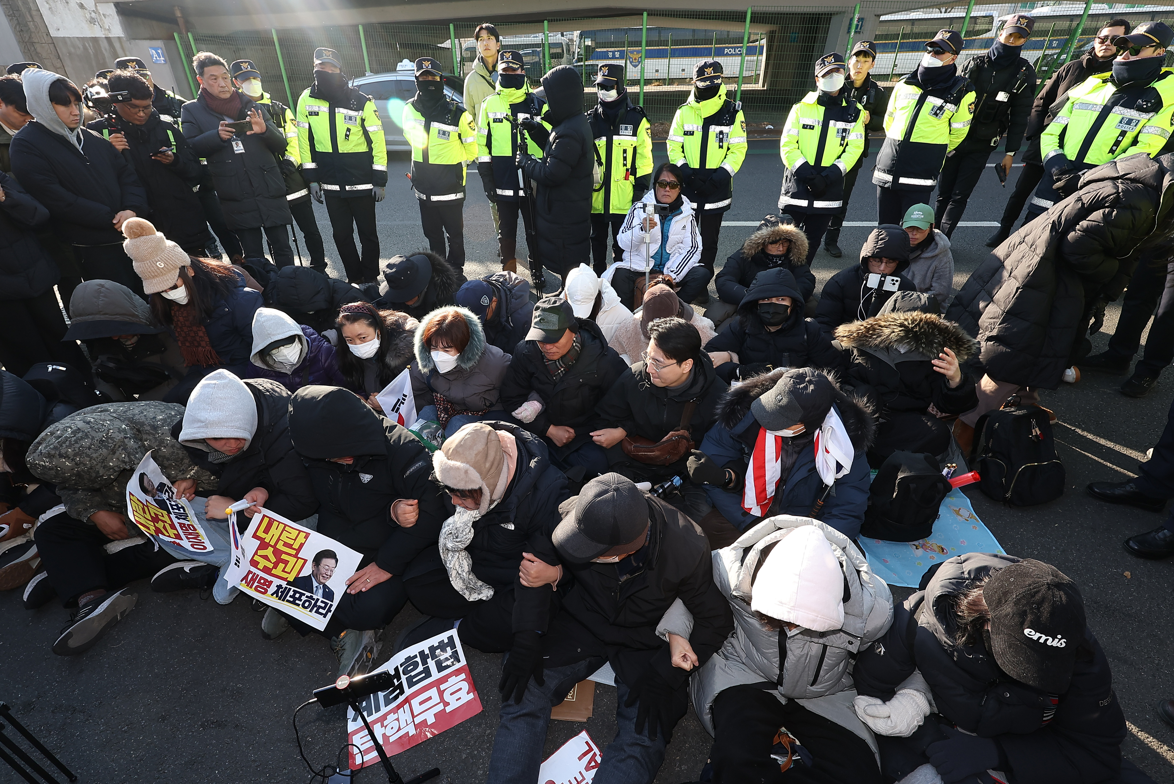 고위공직자범죄수사처가 내란 수괴(우두머리)·직권남용 혐의를 받는 윤석열 대통령의 체포영장을 유효기간인 6일 이전에 집행하겠다고 밝힌 가운데 2일 서울 용산구 한남동 대통령 관저 정문 앞에 지지자들이 앉아 있다.  연합뉴스