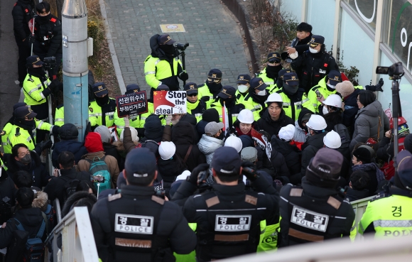 고위공직자범죄수사처가 윤석열 대통령에 대한 체포영장 집행에 나선 3일 서울 용산구 한남동 대통령 관저 입구에서 윤석열 대통령 지지자들이 경찰과 실랑이하고 있다. 2025.1.3 연합뉴스