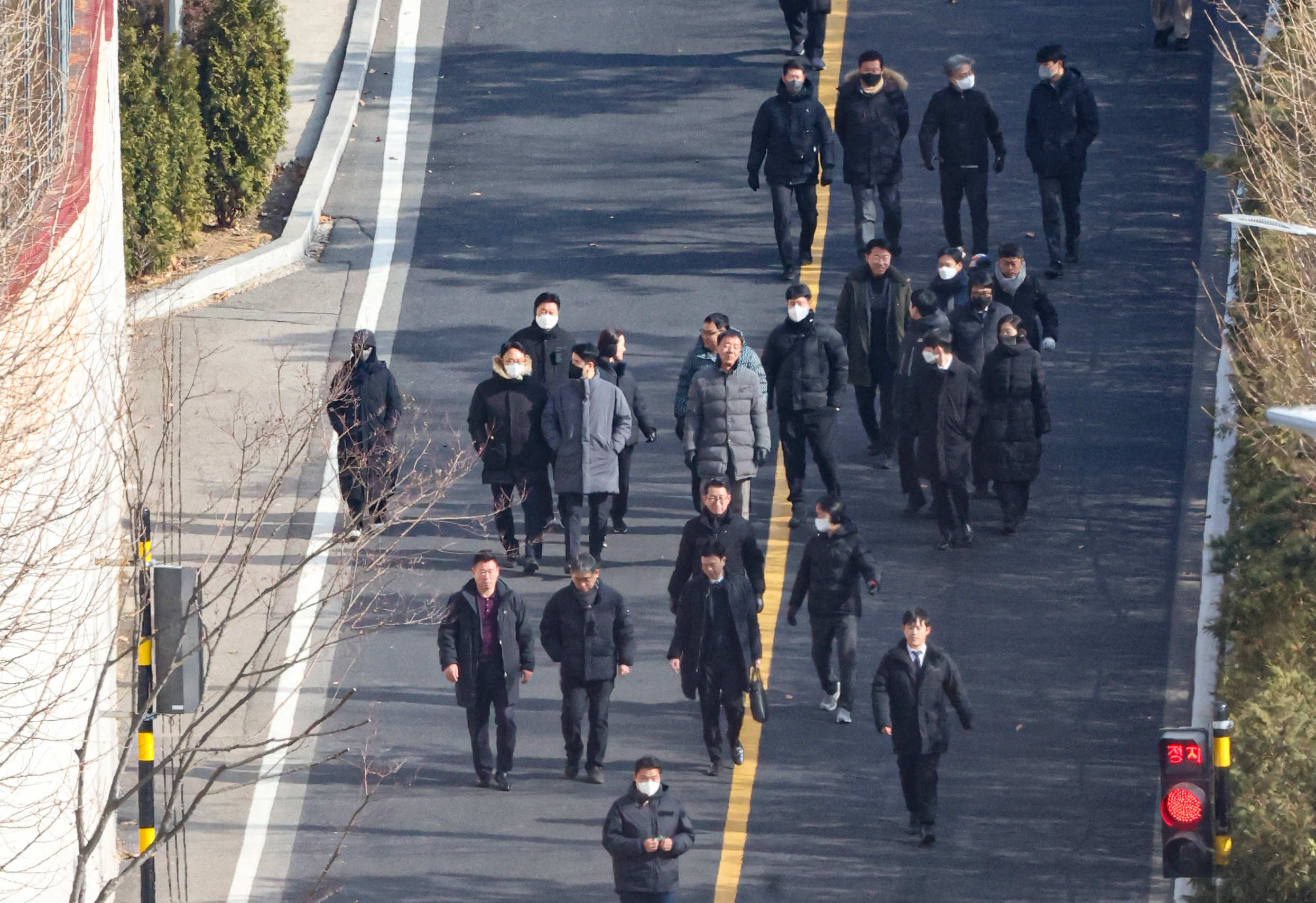 고위공직자범죄수사처가 윤석열 대통령의 체포영장 집행에 나선 3일 서울 용산구 한남동 대통령 관저 경내에서 공수처 수사관 등이 내려오고 있다. 2025.1.3 연합뉴스