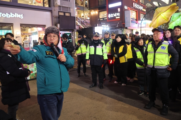 박강수(왼쪽) 서울 마포구청장이 연말 홍대 레드로드 일대에서 안전 관리 방안에 대해 설명하고 있다.<br>마포구 제공