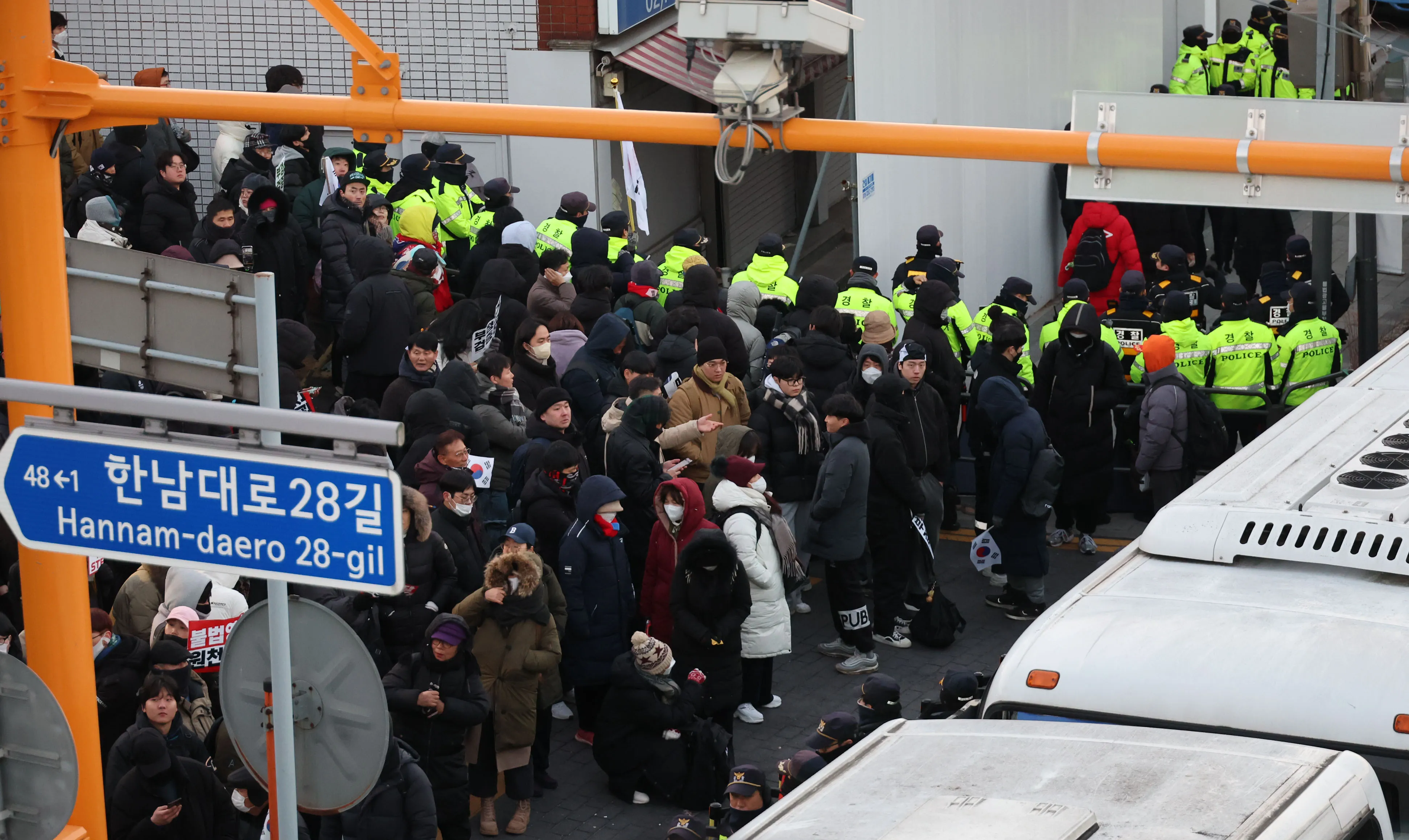 공수처, 한남동 관저 진입  윤석열 대통령에 대한 체포영장 집행에 나선 고위공직자범죄수사처 수사관들이 3일 서울 용산구 한남동 대통령 관저 입구를 통과해 진입한 가운데 관저인근에 긴장감이 돌고 있다. 2025.1.3박지환기자