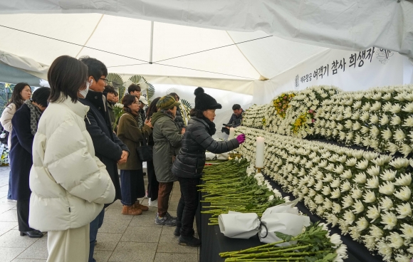 광주 동구 5·18민주광장에 마련된 ‘제주항공 여객기 참사 희생자 합동분향소’를 찾은 시민들이 희생자들을 추모하고 있다. 광주광역시 제공