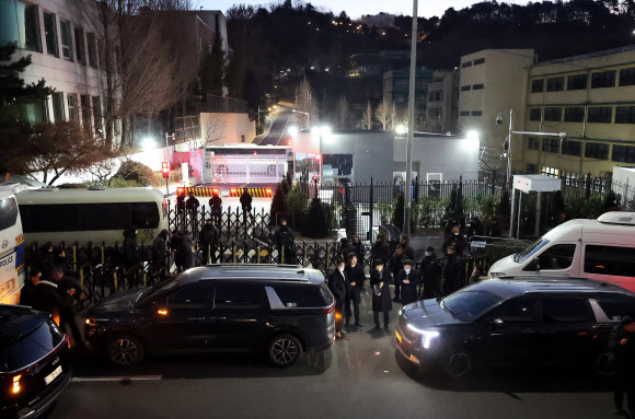 윤석열 대통령에 대한 체포영장을 집행하기 위해 나선 고위공직자범죄수사처 수사관들을 태운 차량이 3일 서울 용산구 한남동 대통령 관저 입구에 도착해 대기하고 있다. 2025.1.3 연합뉴스