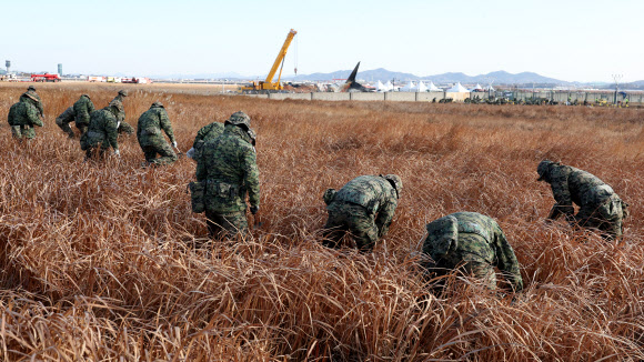 3일 전남 무안국제공항 제주항공 여객기 참사 현장에서 군인들이 수색 작업하고 있다. 2025.1.3 연합뉴스