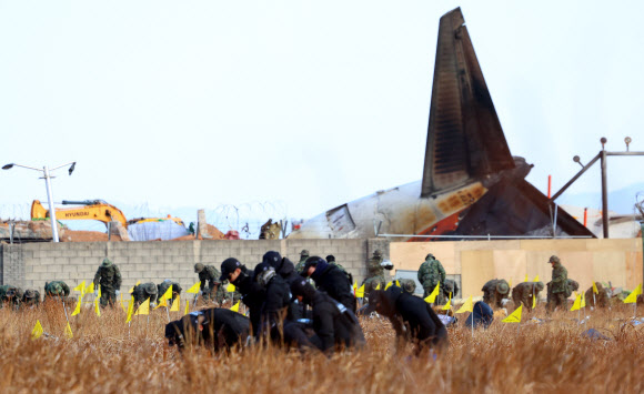 3일 전남 무안국제공항 제주항공 여객기 참사 현장에서 군인과 경찰들이 수색 작업하고 있다. 2025.1.3 연합뉴스