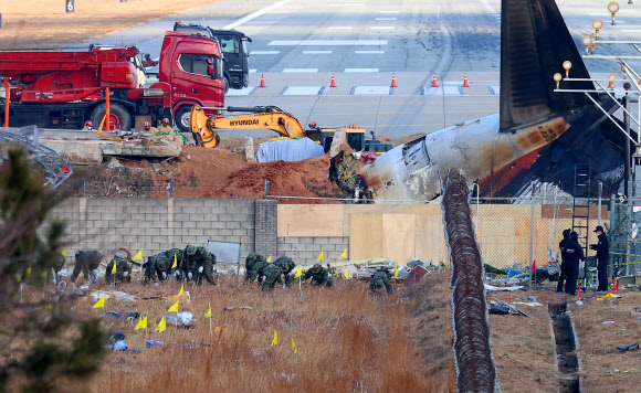 3일 전남 무안국제공항 제주항공 여객기 참사 현장에서 군인들이 수색 작업하고 있다. 2025.1.3 연합뉴스