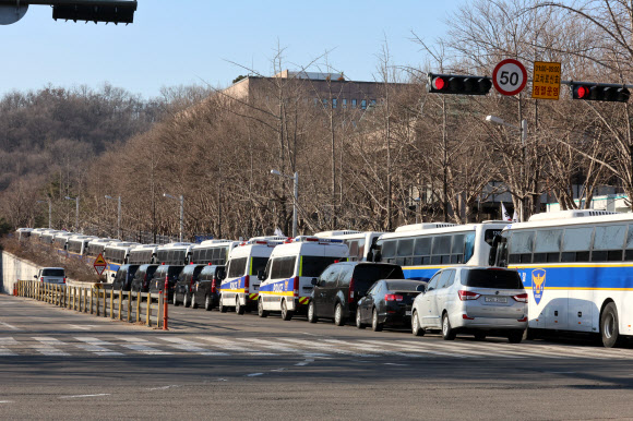 고위공직자범죄수사처가 윤석열 대통령에 대한 체포영장 집행에 나선 3일 정부과천청사 공수처 인근 도로에 경찰버스가 배치돼 있다. 2025.1.3 연합뉴스