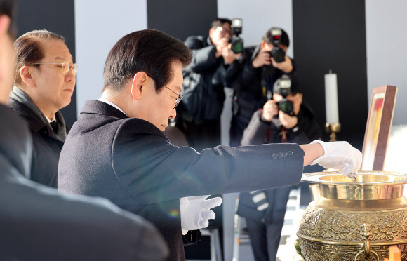 더불어민주당 이재명 대표가 3일 오전 서울 여의도 국회에서 열린 김수한 전 국회의장 국회장 영결식에서 분향하고 있다. 왼쪽은 국민의힘 권영세 비상대책위원장. 2025.1.3 연합뉴스