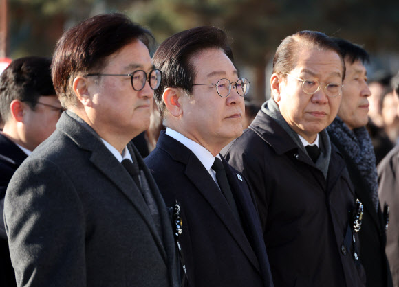 우원식 국회의장, 국민의힘 권영세 비상대책위원장, 더불어민주당 이재명 대표가 3일 오전 서울 여의도 국회에서 열린 김수한 전 국회의장 국회장 영결식에 참석해 있다. 2025.1.3 연합뉴스