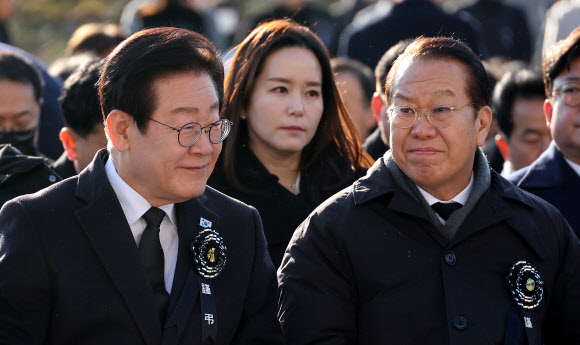 국민의힘 권영세 비상대책위원장과 더불어민주당 이재명 대표가 3일 오전 서울 여의도 국회에서 열린 김수한 전 국회의장 국회장 영결식에 참석해 있다. 2025.1.3 연합뉴스