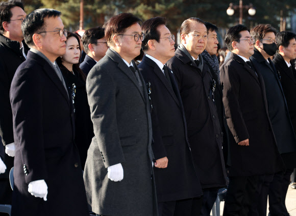 최상목 대통령 권한대행 부총리 겸 기획재정부 장관, 우원식 국회의장, 국민의힘 권영세 비상대책위원장, 더불어민주당 이재명 대표가 3일 오전 서울 여의도 국회에서 열린 김수한 전 국회의장 국회장 영결식에 참석해 있다. 2025.1.3 연합뉴스