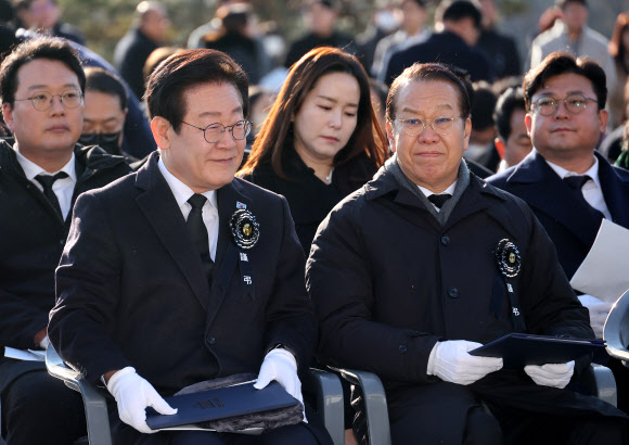 국민의힘 권영세 비상대책위원장과 더불어민주당 이재명 대표가 3일 오전 서울 여의도 국회에서 열린 김수한 전 국회의장 국회장 영결식에 참석해 있다. 2025.1.3 연합뉴스