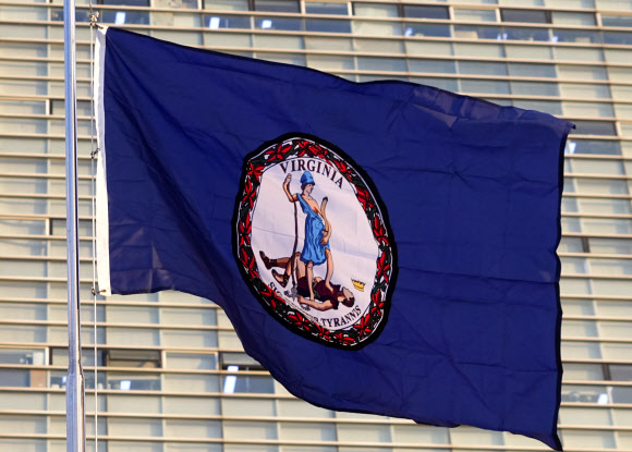 고위공직자범죄수사처가 윤석열 대통령 체포영장 집행에 나선 3일 오전 광주시청 청사에 미국 버지니아주 주지사가 보낸 주(州) 깃발이 게양돼 있다. 깃발에는 ‘폭군은 언제나 이렇게 되리라’는 슬로건이 새겨져 있다. 2025.1.3. 광주시 제공