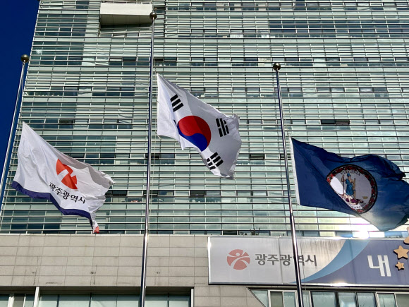 고위공직자범죄수사처가 윤석열 대통령 체포영장 집행에 나선 3일 오전 광주시청 청사에 ‘폭군의 최후’를 상징하는 미국 버지니아주 주(州) 깃발이 게양돼 있다. 광주시는 전날 미국 버지니아주 주지사가 보낸 깃발을 전달받고 내걸었으며 깃발에는 ‘폭군은 언제나 이렇게 되리라’는 문구가 새겨져 있다. 2025.1.3. 연합뉴스