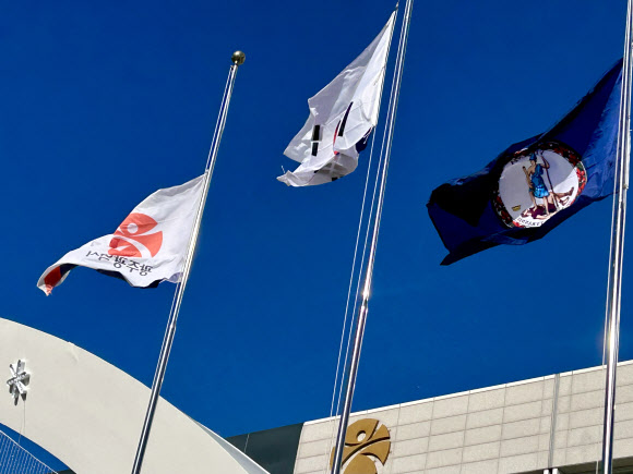 고위공직자범죄수사처가 윤석열 대통령 체포영장 집행에 나선 3일 오전 광주시청 청사에 ‘폭군의 최후’를 상징하는 미국 버지니아주 주(州) 깃발이 게양돼 있다. 광주시는 전날 미국 버지니아주 주지사가 보낸 깃발을 전달받고 내걸었으며 깃발에는 ‘폭군은 언제나 이렇게 되리라’는 문구가 새겨져 있다. 2025.1.3. 연합뉴스