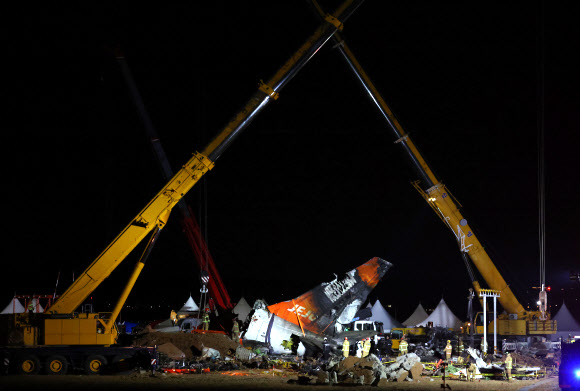 제주항공 여객기 참사 6일째인 3일 오후 무안국제공항 사고 현장에서 기체 잔해 인양 작업이 진행되고 있다. 2025.1.3. 연합뉴스