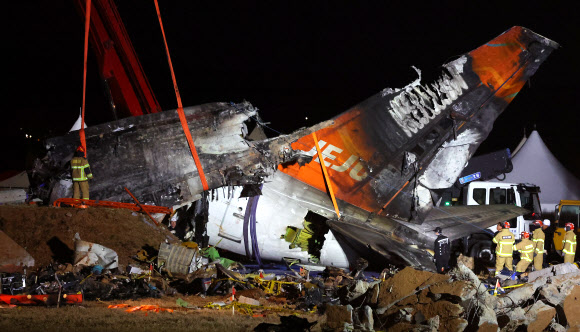제주항공 여객기 참사 6일째인 3일 오후 무안국제공항 사고 현장에서 기체 잔해 인양 작업이 진행되고 있다. 2025.1.3. 연합뉴스