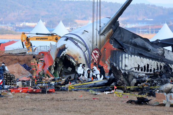 3일 오후 전남 무안군 무안국제공항 제주항공 여객기 사고 현장에서 꼬리날개 인양 준비 작업과 국과수와 경찰 과학수사대의 감식이 함께 진행되고 있다. 2025.1.3. 연합뉴스