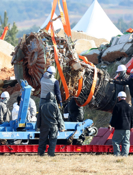 3일 오후 전남 무안군 무안국제공항에서 방위각시설(로컬라이저)에 충돌한 제주항공 여객기 엔진 인양작업이 진행되고 있다. 2025.1.3. 연합뉴스