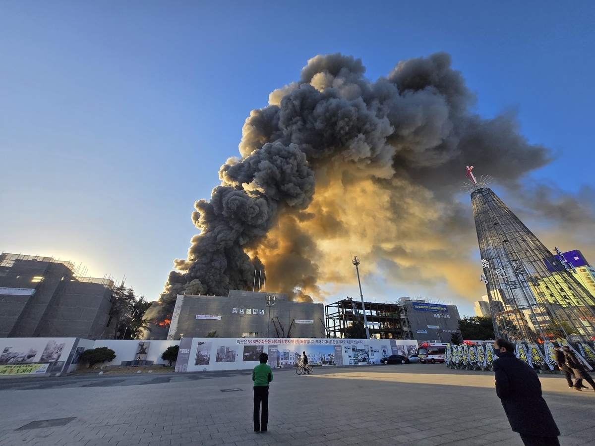 4일 오전 8시 41분께 원형 복원 공사가 이뤄지고 있는 광주 동구 옛 전남도청 건물에서 화재가 발생했다. 독자제공