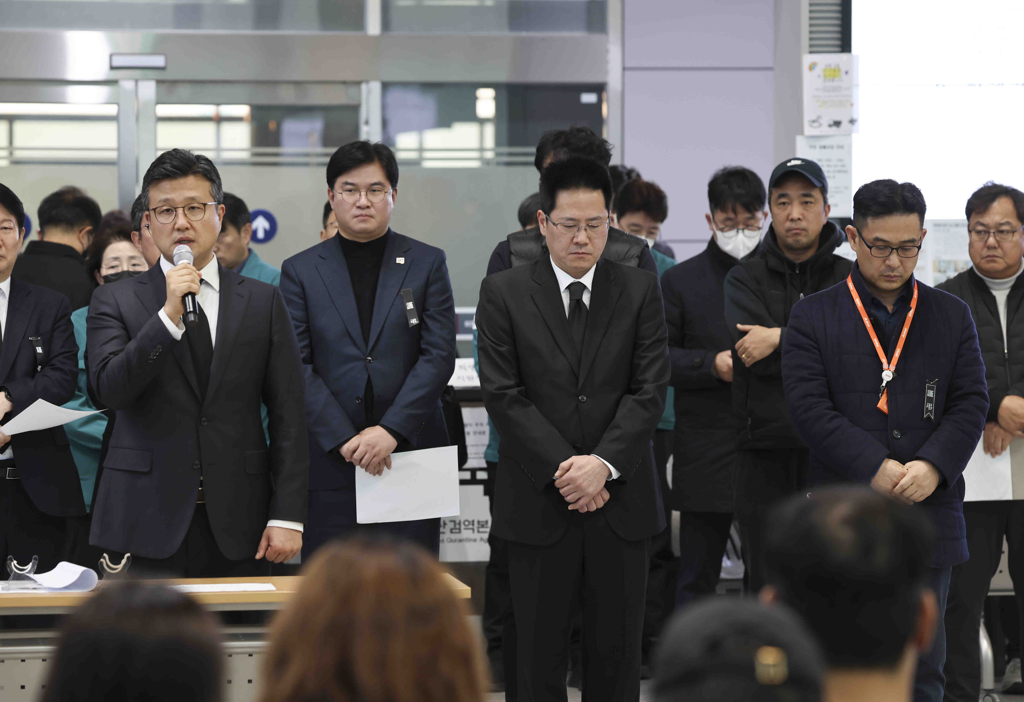 고준 AK홀딩스 대표이사가 4일 전남 무안군 무안국제공항에서 제주항공 참사 유가족들에게 사과하고 있다. 제주항공 모기업인 애경그룹 소유 호텔에서 사고 이후 연말 경품행사를 진행해 제주항공 여객기 참사 유가족대표단들이 항의했다. 2025.1.04 뉴시스